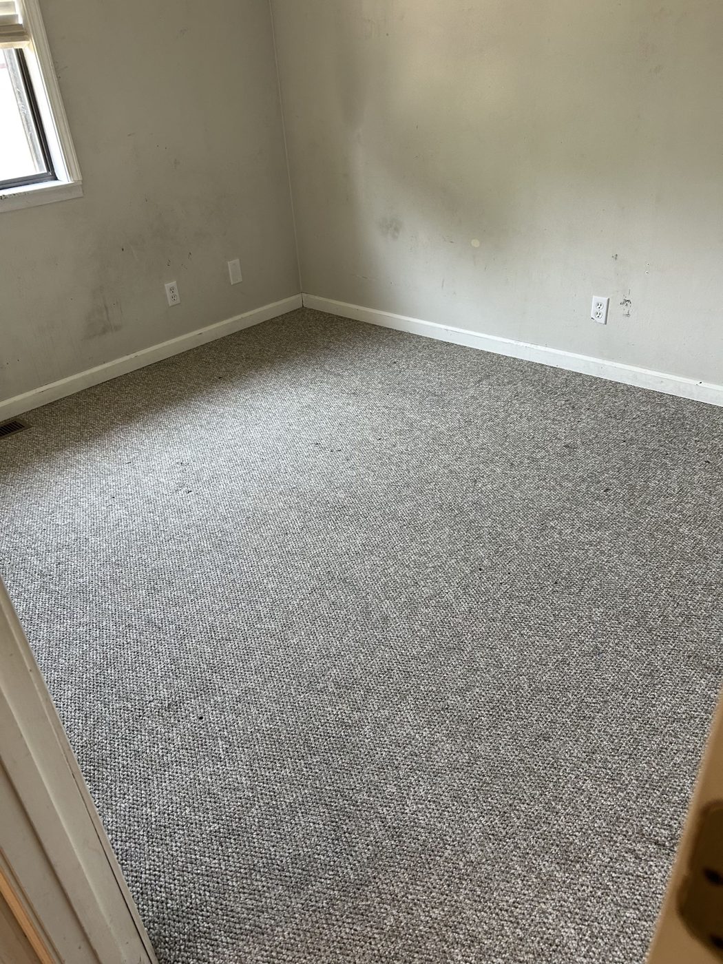 The same bedroom carpet evenly clean after cleaning